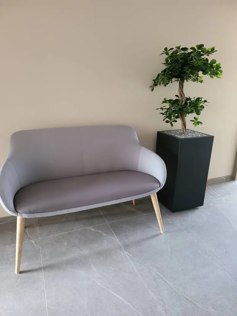 Accueil équipé d'un Canapé Sokoa avec plante Genexco à Alès dans le Gard