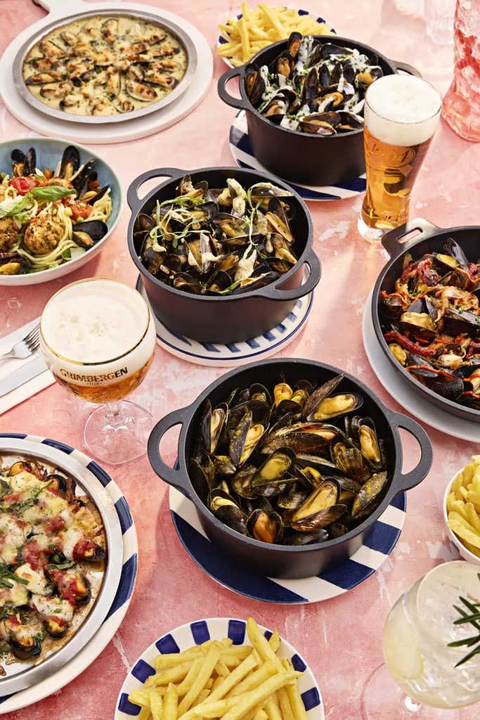 Dégustez les célèbres moules frites du restaurant Léon près de Metz, une spécialité marine préparée chaque jour avec des produits frais et savoureux.