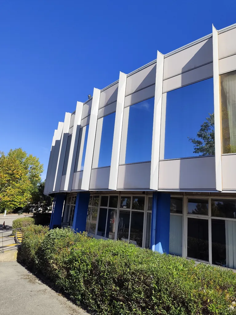 Pose de film solaire réfléchissant à Aix-en-Provence : solution anti-chaleur pour baies vitrées et façades de bureaux et entreprises