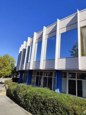 Pose de film solaire réfléchissant à Aix-en-Provence : solution anti-chaleur pour baies vitrées et façades de bureaux et entreprises