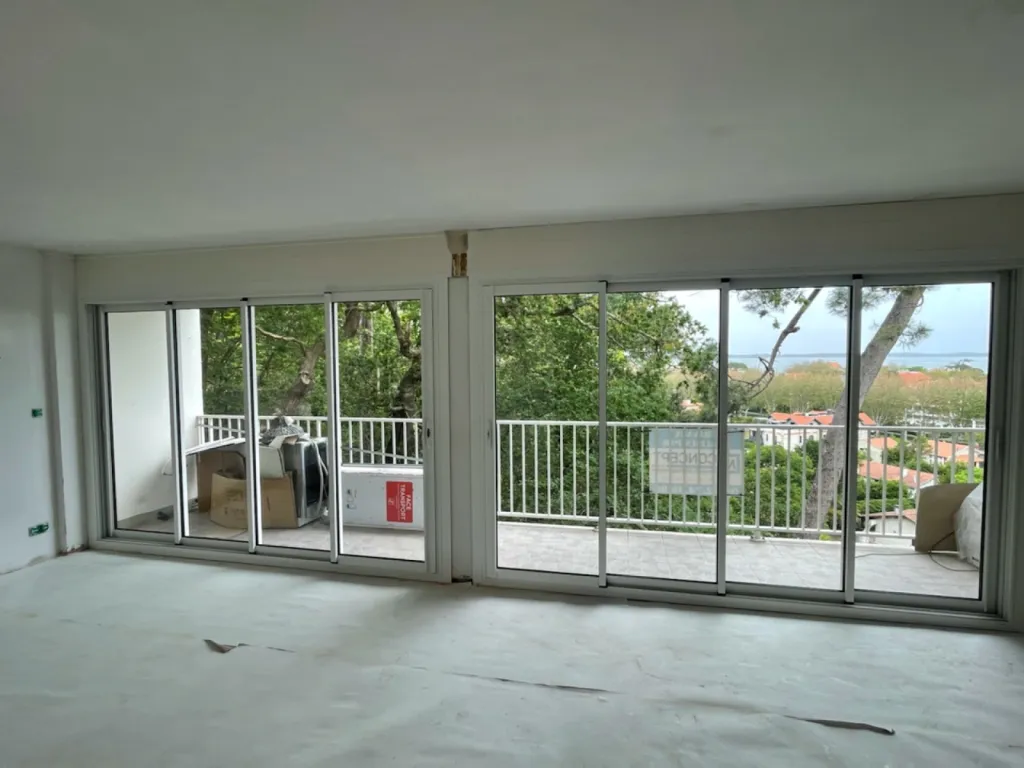 Pose d’un ensemble de baies vitrées coulissantes à Arcachon.