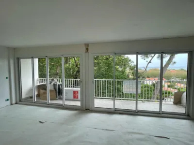 Pose d’un ensemble de baies vitrées coulissantes à Arcachon.