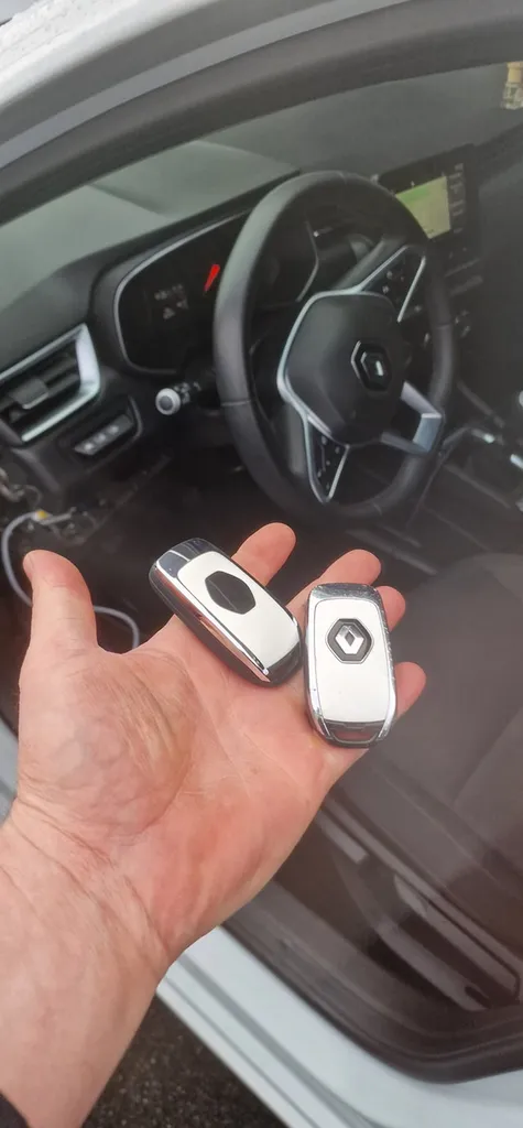Reproduction de clé de Renault Clio avec programmation de carte de démarrage à Melun pour double électronique