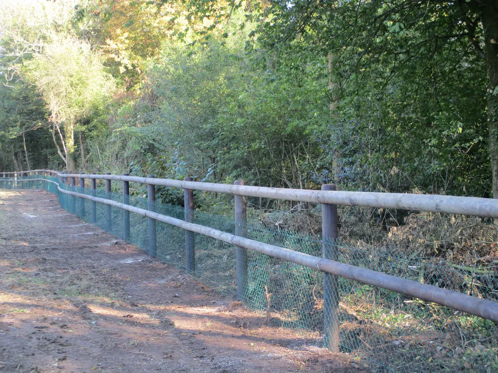 Installation de Clôture en Rondins de Bois Traité, Modèle Rustique pour Parcs et Terrains à Caudebec en Caux en Seine-Maritime 76 et Rives-en-Seine