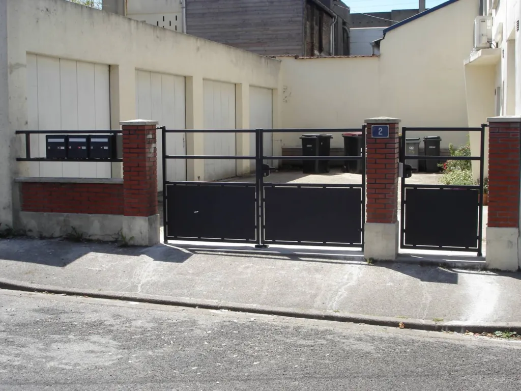 Fermeture d'une cour de garages au Havre en Seine maritime 76