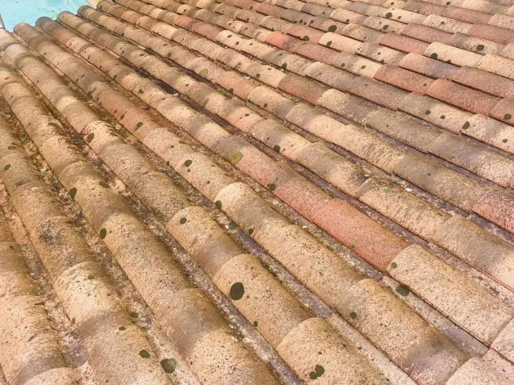 Nettoyage et traitement des tuiles mécaniques d’une maison sur Bouc Bel Air près de Aix en Provence 