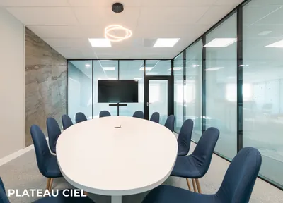 Salle de réunion design dans un projet d’aménagement de bureaux à Mérignac