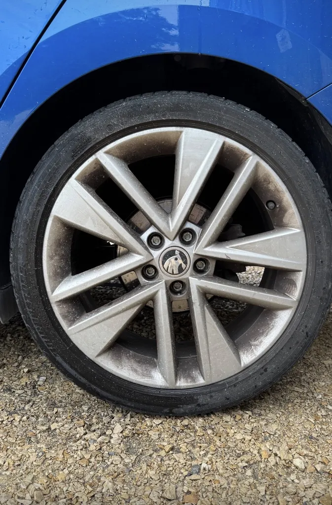 Nettoyage en profondeur des jantes d'une Citroën Picasso avec nettoyage complet de l'extérieur de la voiture à Valleiry en Haute-Savoie