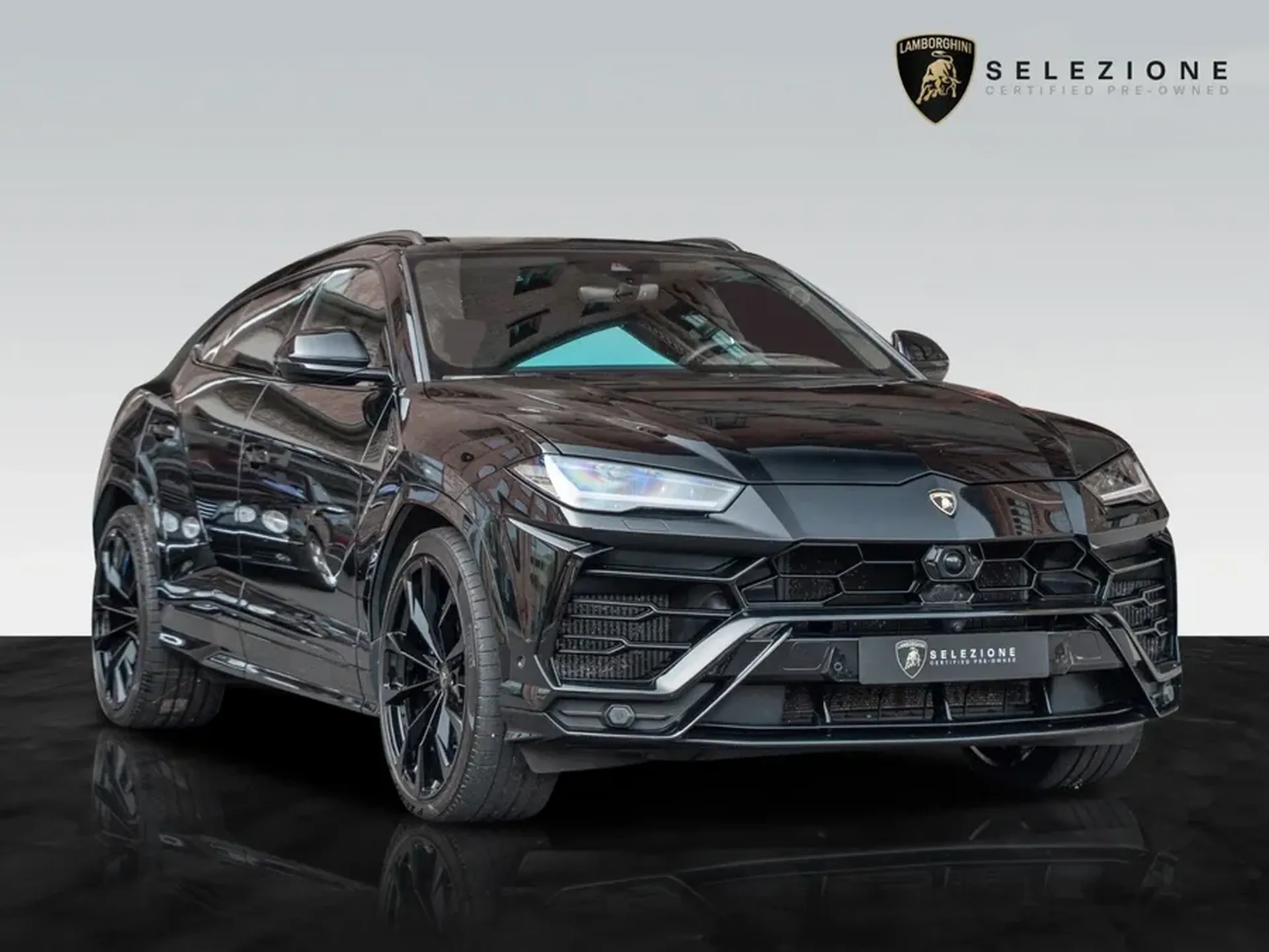 Lamborghini Urus – vue avant agressive finition noire brillante