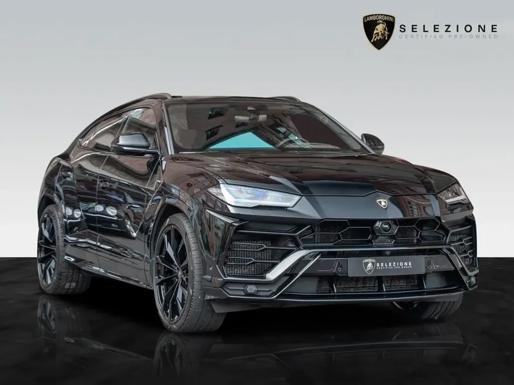 Lamborghini Urus – vue avant agressive finition noire brillante