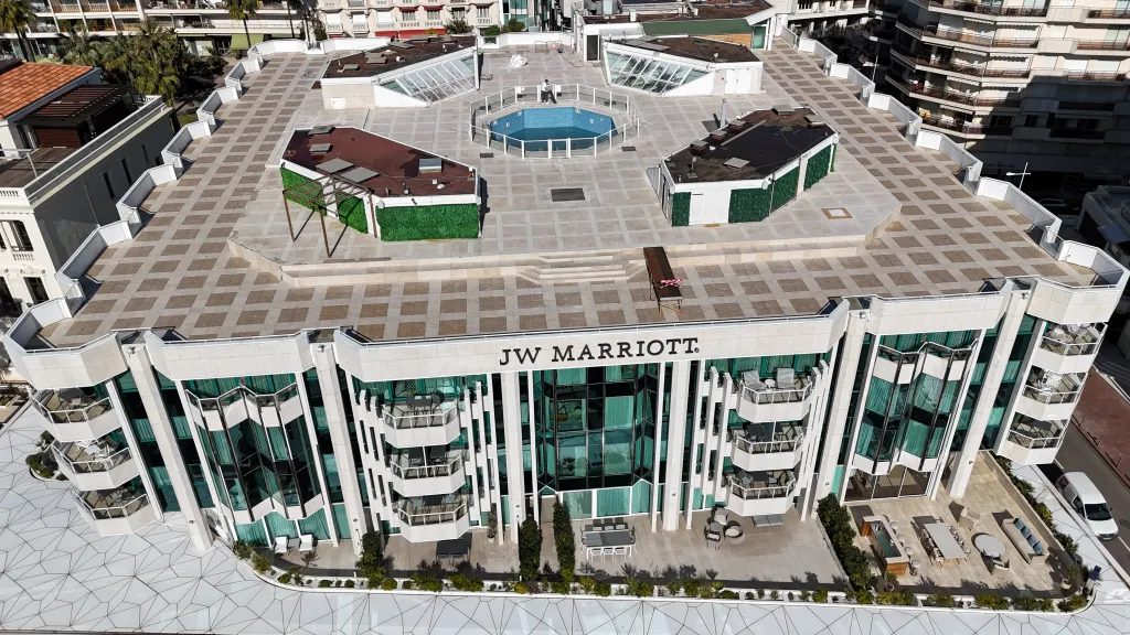Vue aérienne de l’Hôtel JW Marriott à Cannes – Un chantier d’étanchéité prestigieux mené par SGF Étanchéité sur la toiture-terrasse, en plein cœur de la Croisette.