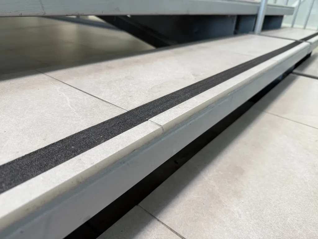 Fabrication de nez de marche en carrelage format 30x60 pour l’aéroport de Nice Terminal 2 