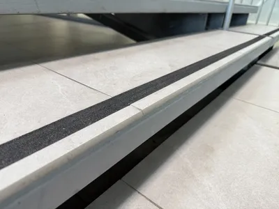 Fabrication de nez de marche en carrelage format 30x60 pour l’aéroport de Nice Terminal 2 