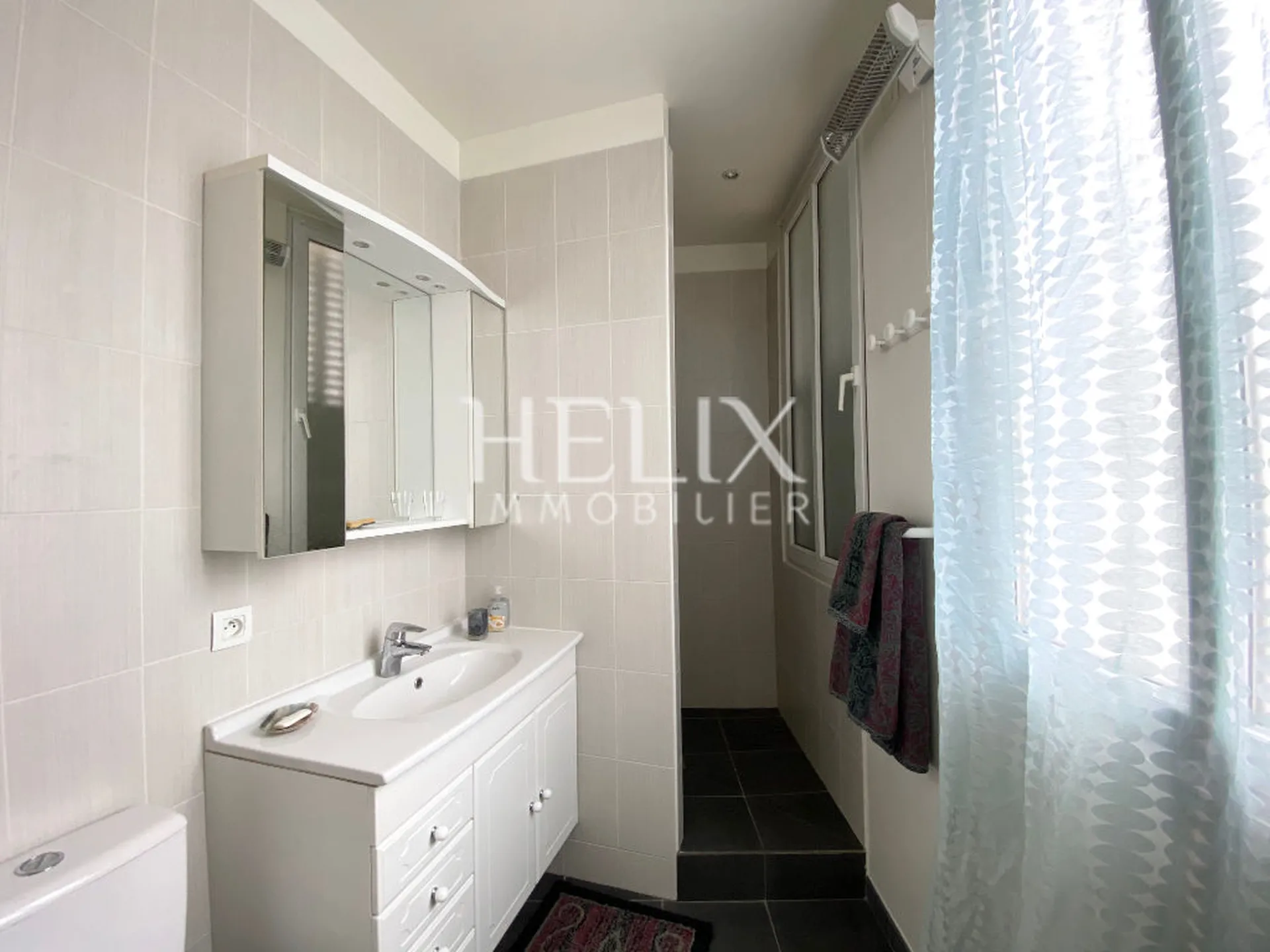 Beau triplex de 180 M2 avec terrasse et jardin à Saint Germain en Laye, à 3 mn à pied du RER A, proche Place du Marché.