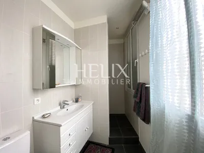 Beau triplex de 180 M2 avec terrasse et jardin à Saint Germain en Laye, à 3 mn à pied du RER A, proche Place du Marché.