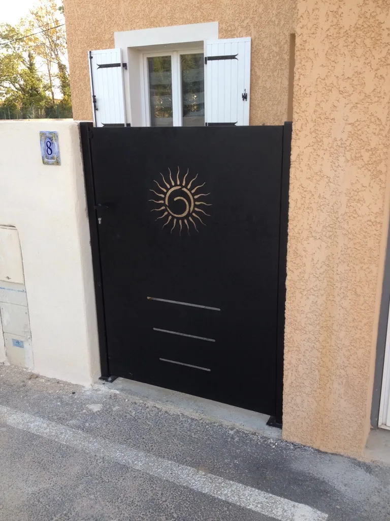 FABRICATION ET POSE PORTILLON EN FER FORGE REALISE SUR MESURE AVEC MOTIF OXYCOUPE POUR UN CLIENT A  ISTRES  BDR