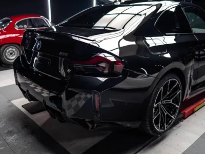 Le bloc avant de cette BMW M2 est désormais sécurisé contre les agressions extérieures grâce à notre film de protection PPF haut de gamme.