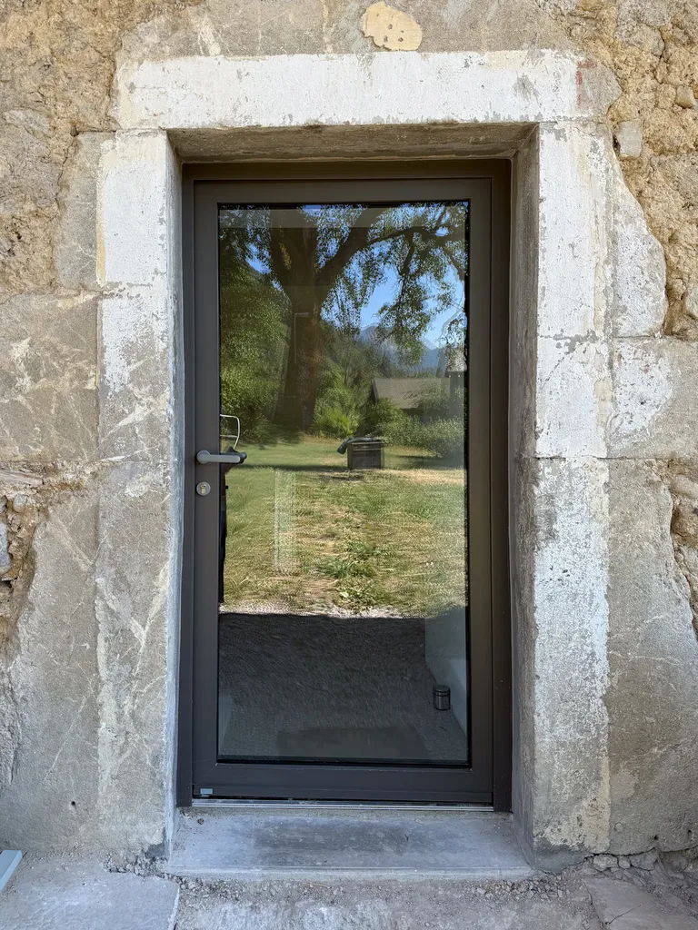 Nouveau chantier de porte d’entrée BEL’M aluminium à Saint-Jeoire en Haute-Savoie posée par Eric Burin avec soin