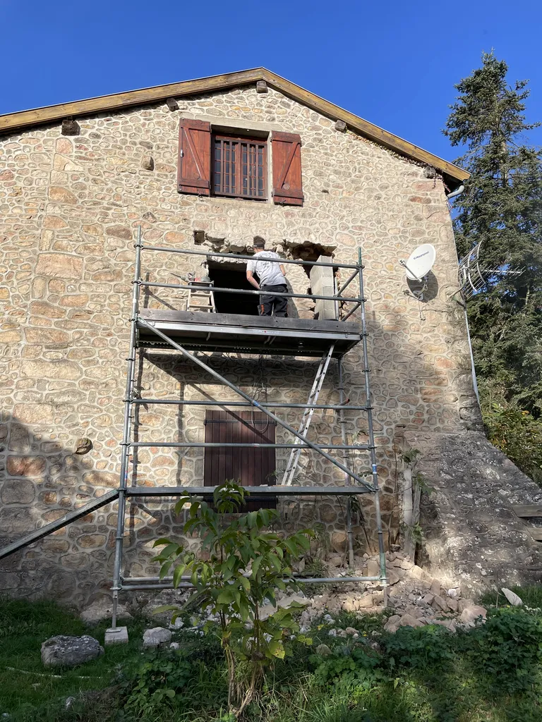 Travaux d’agrandissement de fenêtre dans un mur en pierre avec modification de l’ouverture pour améliorer la luminosité et la performance énergétique