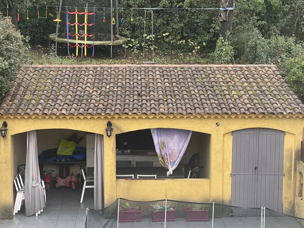 Nettoyage et traitement des tuiles mécaniques d’une maison sur Bouc Bel Air près de Aix en Provence 
