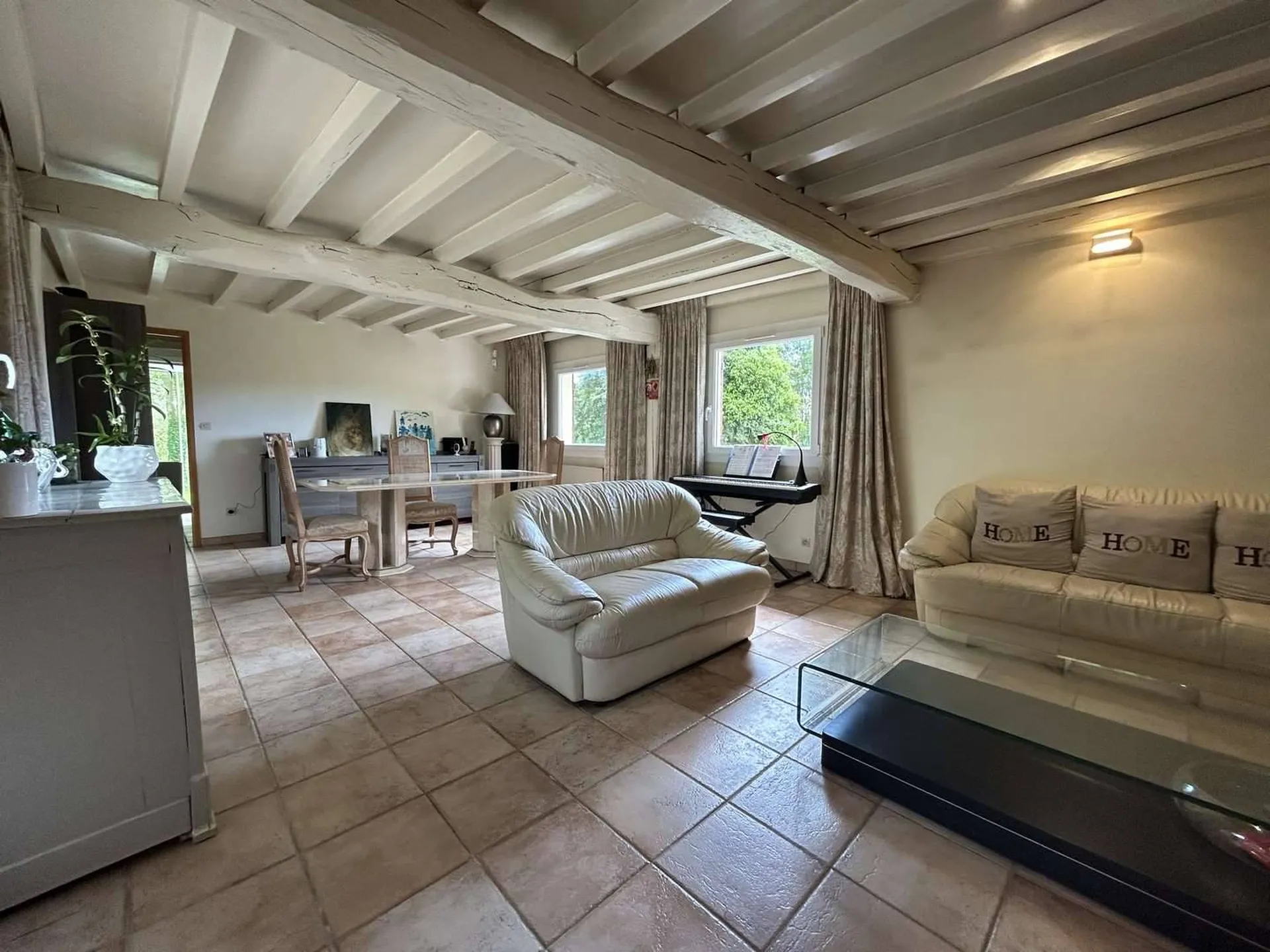 À vendre : Magnifique maison normande avec deux chambres spacieuses, dont une suite parentale avec salle d’eau, WC et grand dressing de 20 m². Un confort absolu.