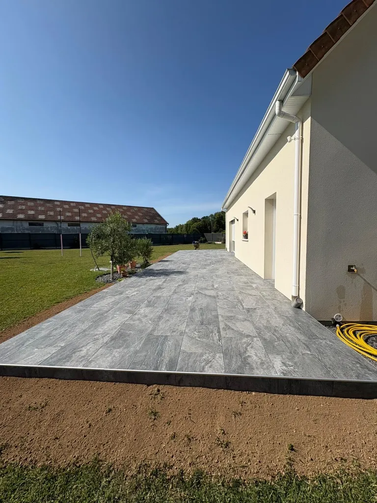 Création d’une terrasse carrelée près de Bernay