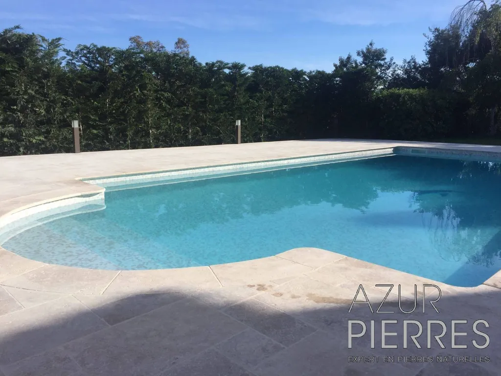 travertin beige classique autour de piscine
