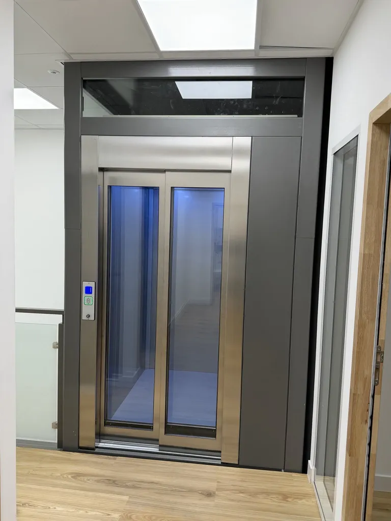 Au R+1, facilité d'accès avec cet élévateur PMR VIMEC E10 à l’Office de Tourisme de Nice : une accessibilité renforcée pour tous