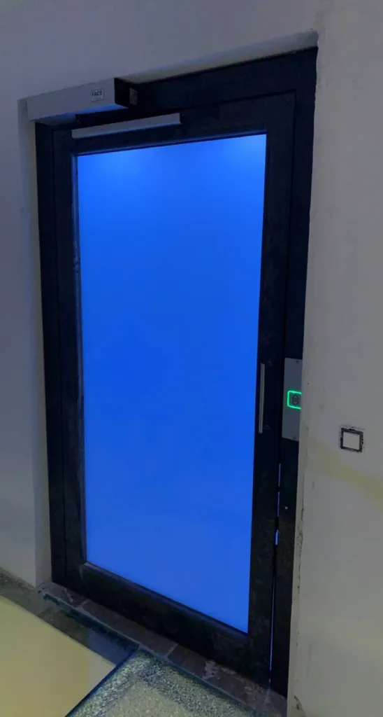 portes battantes motorisée VIMEC E10 avec verre lait chez un particulier à Carros près de Nice