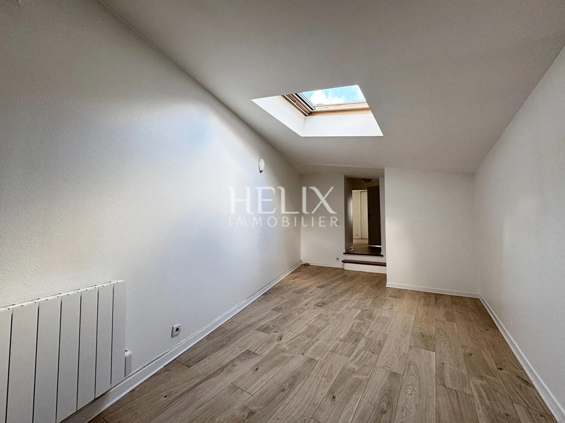 Centre ville, bel appartement 141 M² en duplex 3ème et 4ème étage dans une petite copropriété entretenue bien tenue  à Saint-Germain-en-Laye.