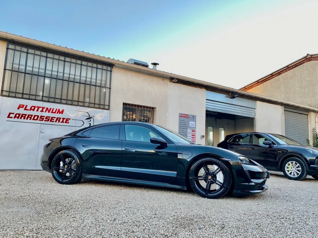Réparation carrosserie SUR Porsche Taycan à Cassis choc avant avec véhicule de prêt