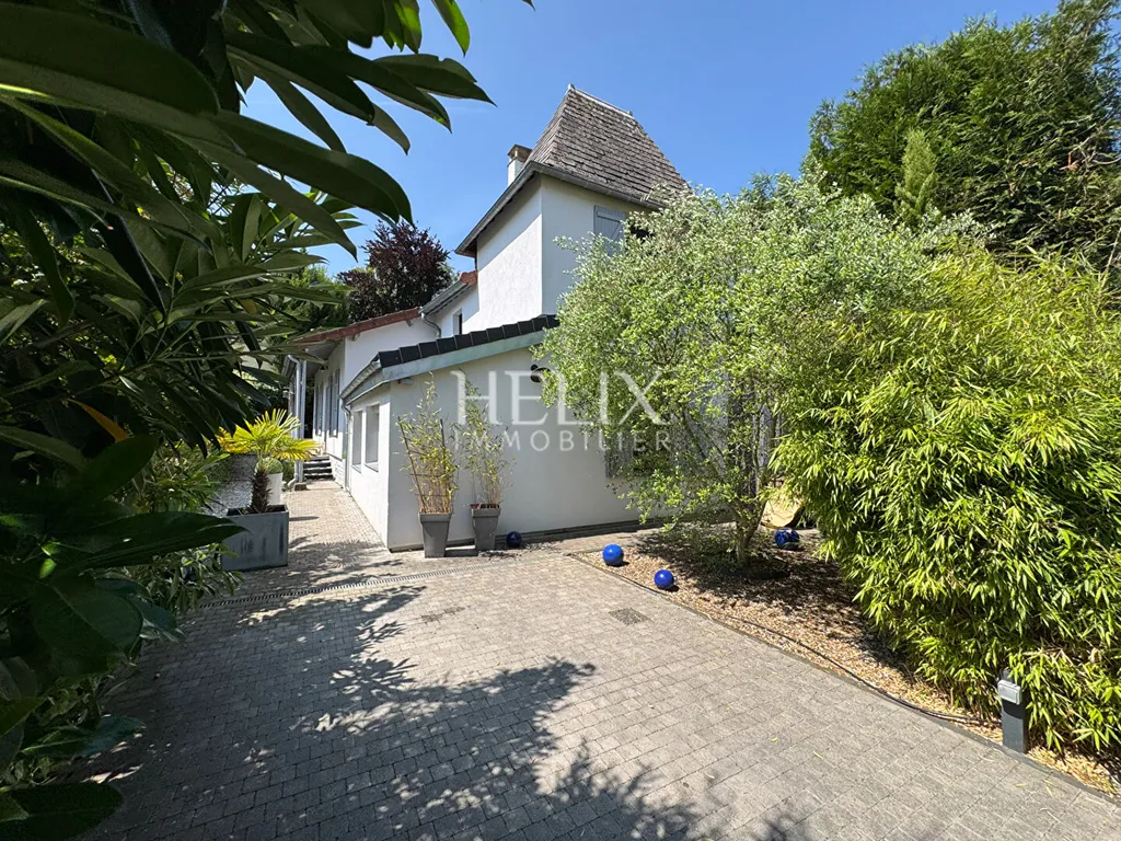 Maison à Saint Germain en Laye d'environ 100 M2 avec beaucoup de charme avec un magnifique jardin
