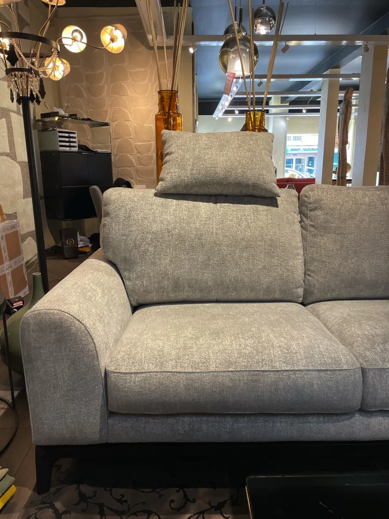 canapé 3 places avec têtières qui se transforment en coussin à Hyères vers La Garde