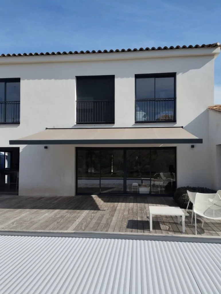Installation d'un store coffre Malaga et d'une toile Dickson