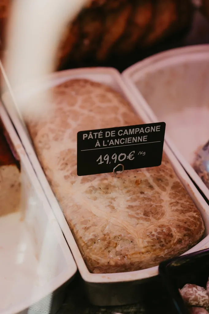 Pâté de campagne à l’ancienne maison, riche en saveurs et préparé avec des viandes sélectionnées pour vos repas gourmands à Toulouse et Blagnac