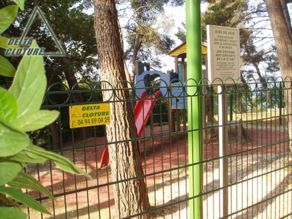 Pose d'une clôture double fil verte autour d'un parc de jeux pour enfants à Toulon dans le Var