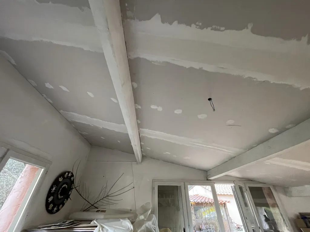 Isolation d’un plafond en sous rampant par laine de verre et habillage placo