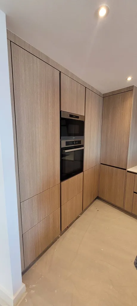 Transformation d'une cuisine avec effet bois clair sur la cote d'azur