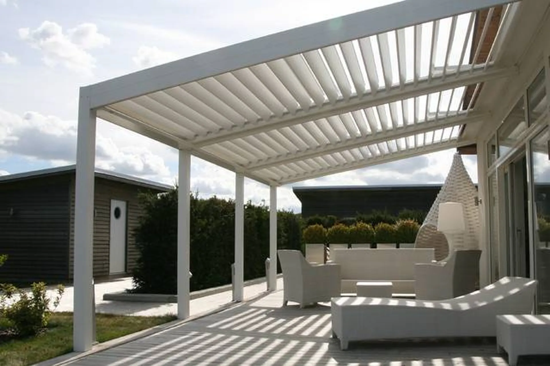 Installation de pergola bioclimatique pour CHR à Martigues
