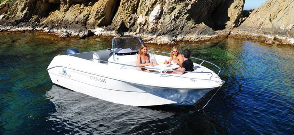Acheter un bateau coque rigide neuf avec un moteur dans le Morbihan