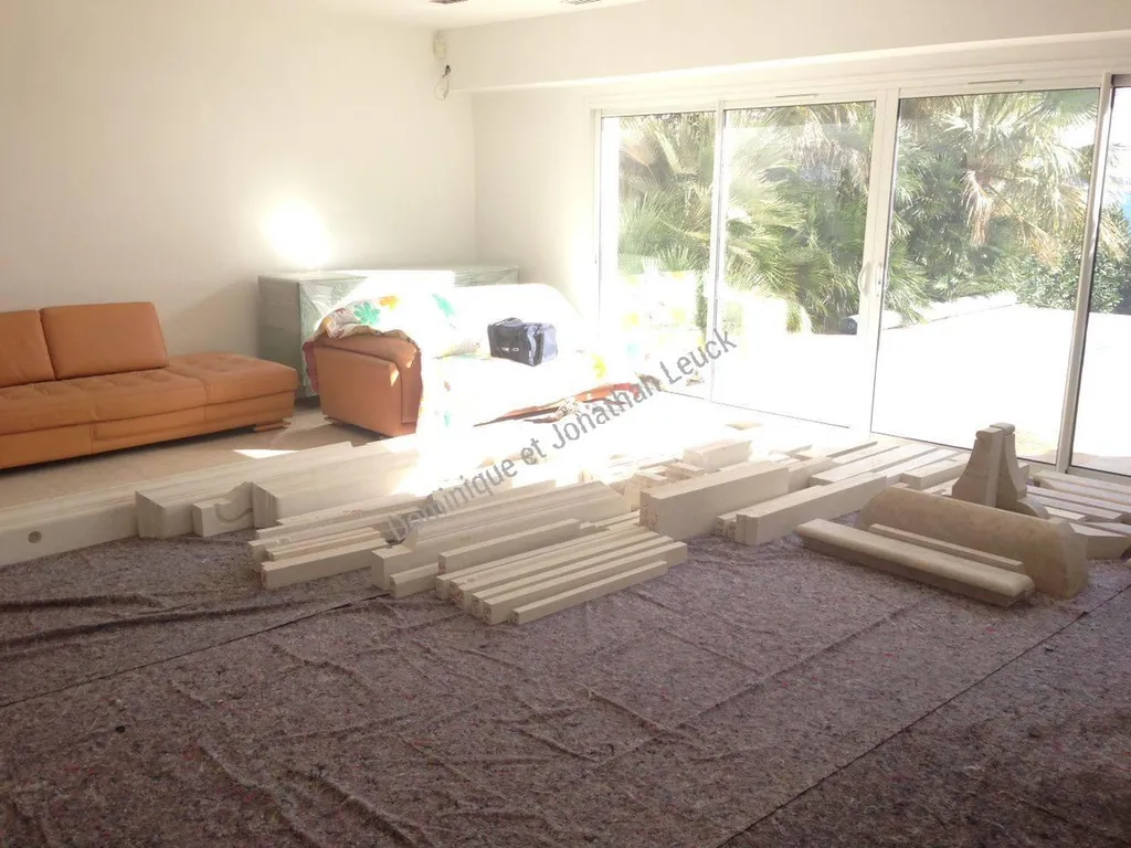 Protection de la zone de stockage des pierres pour les préparatifs du chantier proche de Bandol à proximité de la Seyne sur Mer