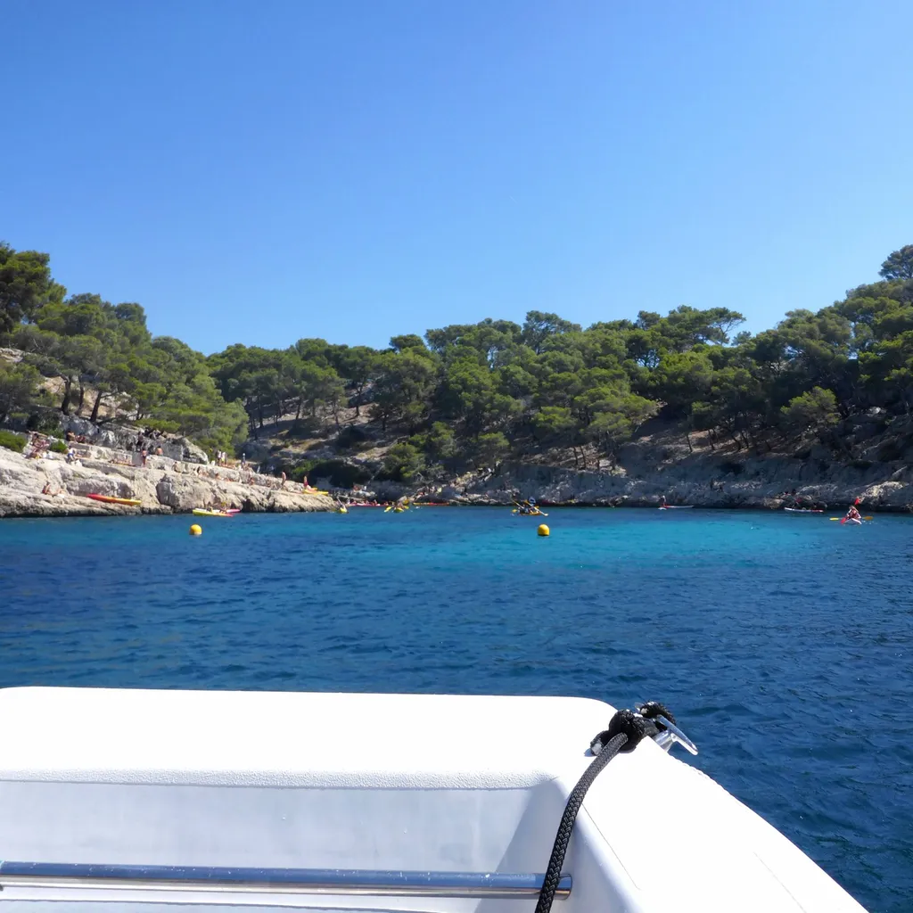 Une journée magique vous attend à la Calanque de Port-Pin avec L'Eden Boat. Réservez votre expérience dès maintenant 