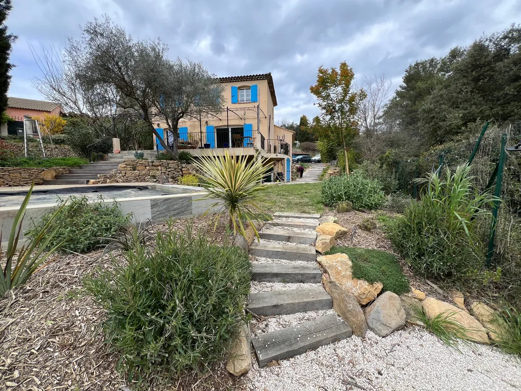 Aménagement paysager complet avec arrosage automatique, opus incertum et massifs méditerranéens au Beausset