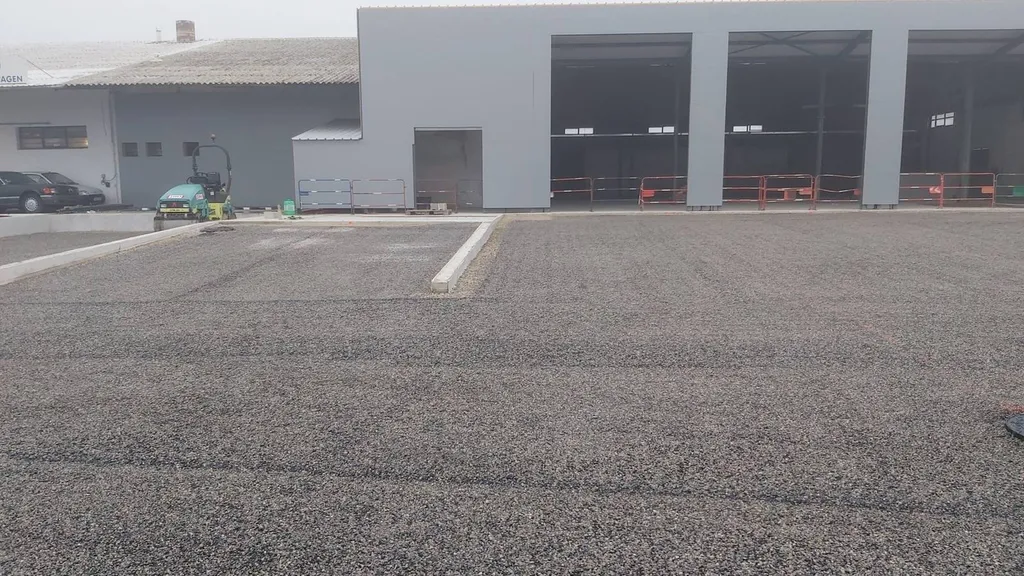 Réfection d'un parking en enrobé de bitume noir à Chateaurenard dans les Bouches du Rhône