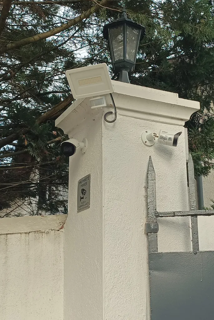 2 Caméras IP et le projecteur LED