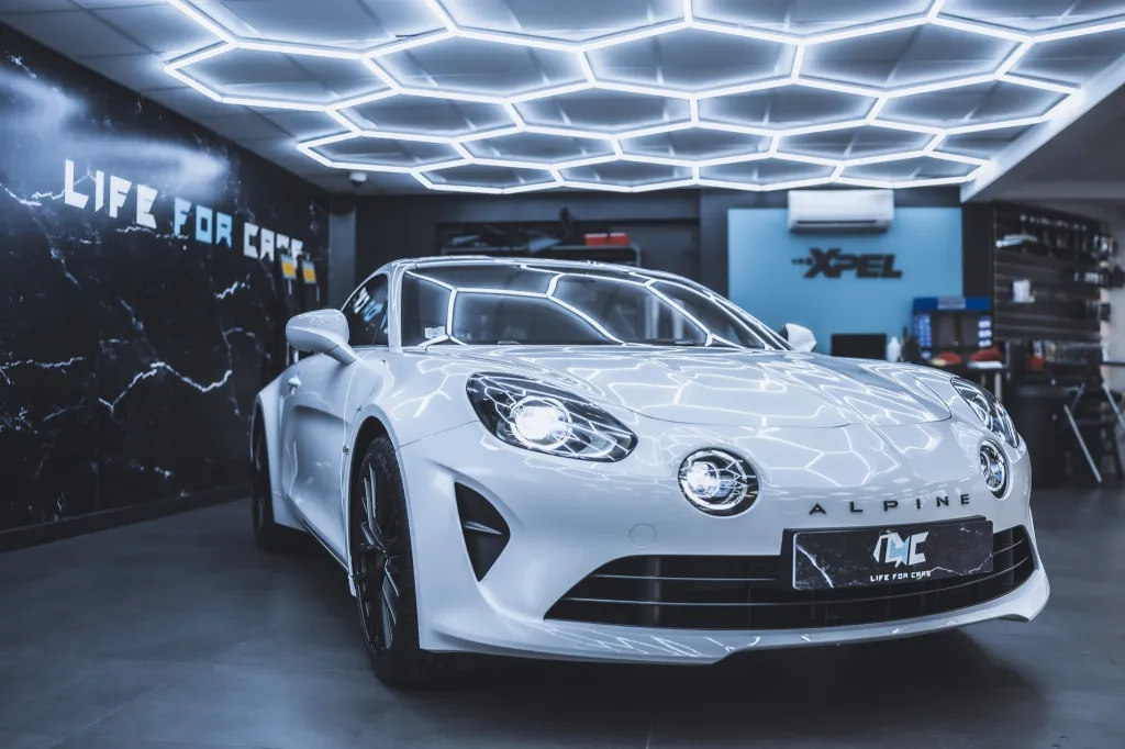 Protection partielle XPEL Ultimate Plus sur une Alpine A110S à Pau