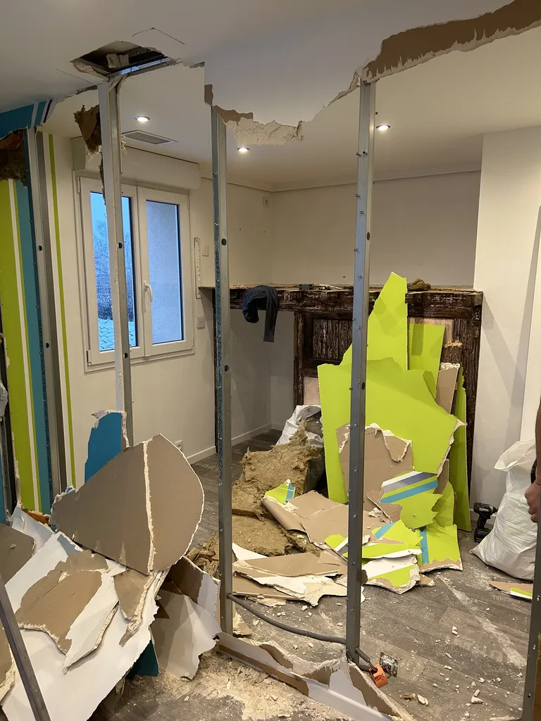 Travaux de démolition intérieure pour redistribution des volumes lors de la rénovation de maison