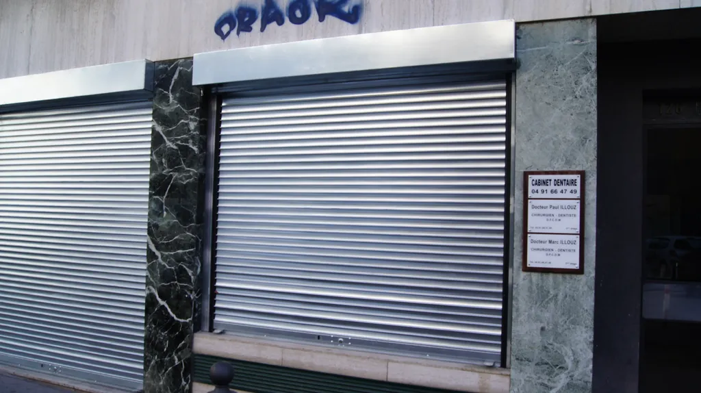 Installer un volet roulant en acier à Marseille pour sécuriser votre local professionnel