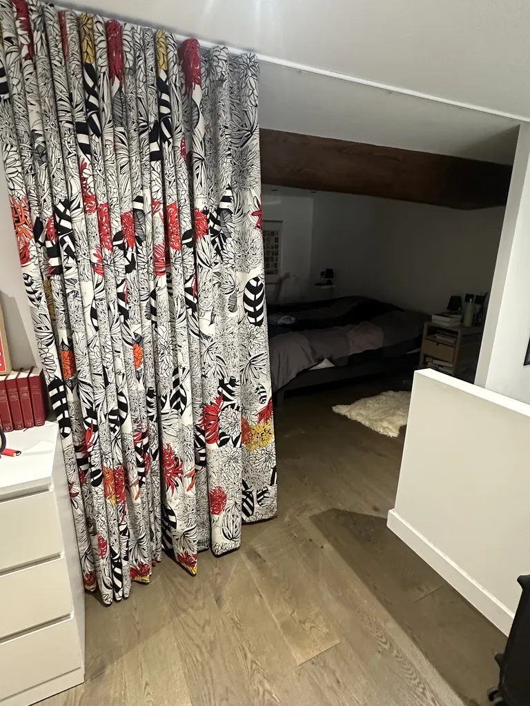 Ensemble de rideaux sur mesure en bord Saone, dans les monts d'or pour un intérieur coloré