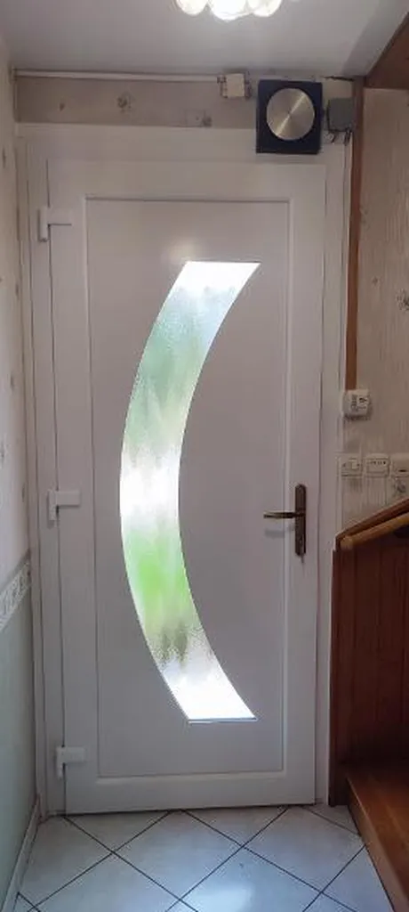 Installation d'une porte d’entrée en PVC Premium Access haute sécurité en rénovation à Chevigny-Saint-Sauveur par Centre Est Isolation